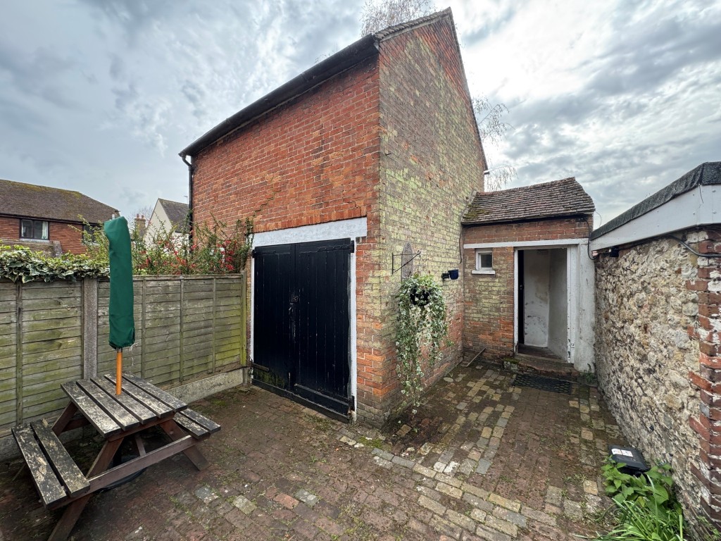 Lot: 46 - PERIOD COMMERCIAL AND RESIDENTIAL HIGH STREET INVESTMENT - Two storey store